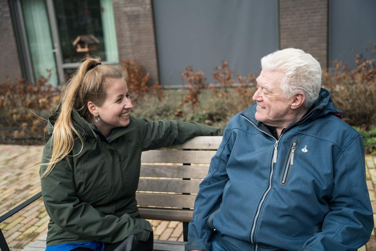 Nina en Sjoerd op bankje